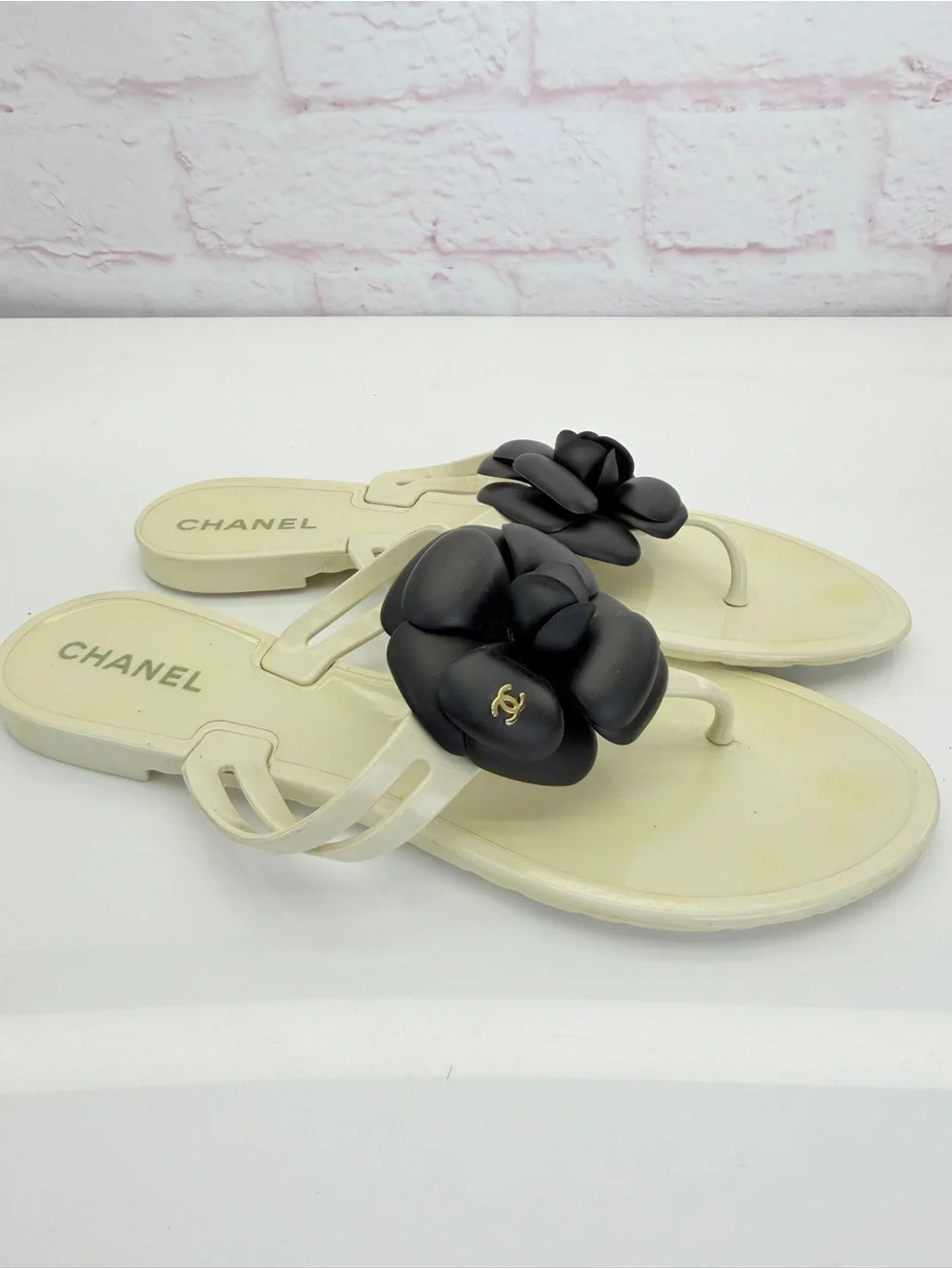 Chanel White/Black Camellia Flower Thong Sandals Size 8.5/39